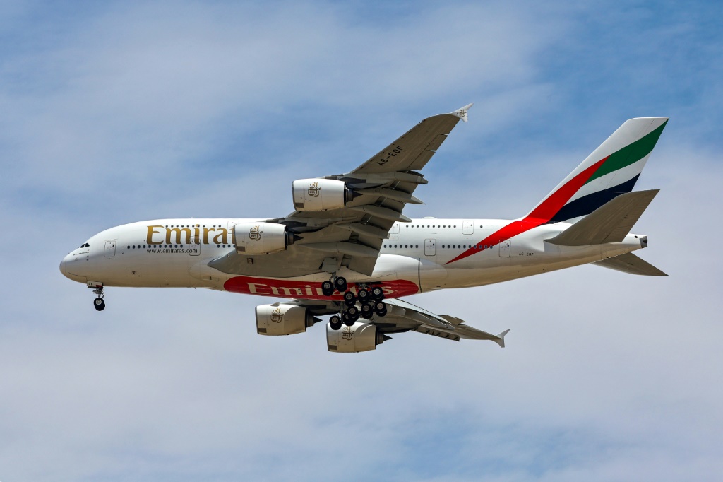 طائرة تابعة لطيران الإمارات تستعد للهبوط في مطار دبي في 17 نيسان/أبريل 2023 (ا ف ب)