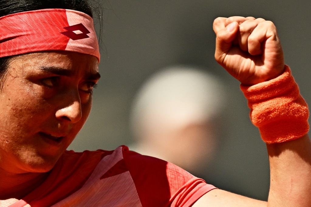 التونسية أنس جابر خلال مواجهتها للاميركية برناردا بيرا في الدور ثمن النهائي لبطولة فرنسا المفتوحة في رولان غاروس في الخامس من حزيران/يونيو 2023. (ا ف ب)