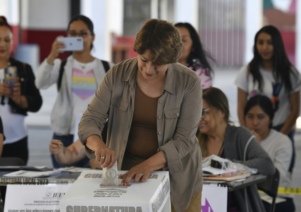 دلفينا غوميز تدلي بصوتها في مدينة تكسكوكو بتاريخ 4 حزيران/يونيو 2023 (ا ف ب)
