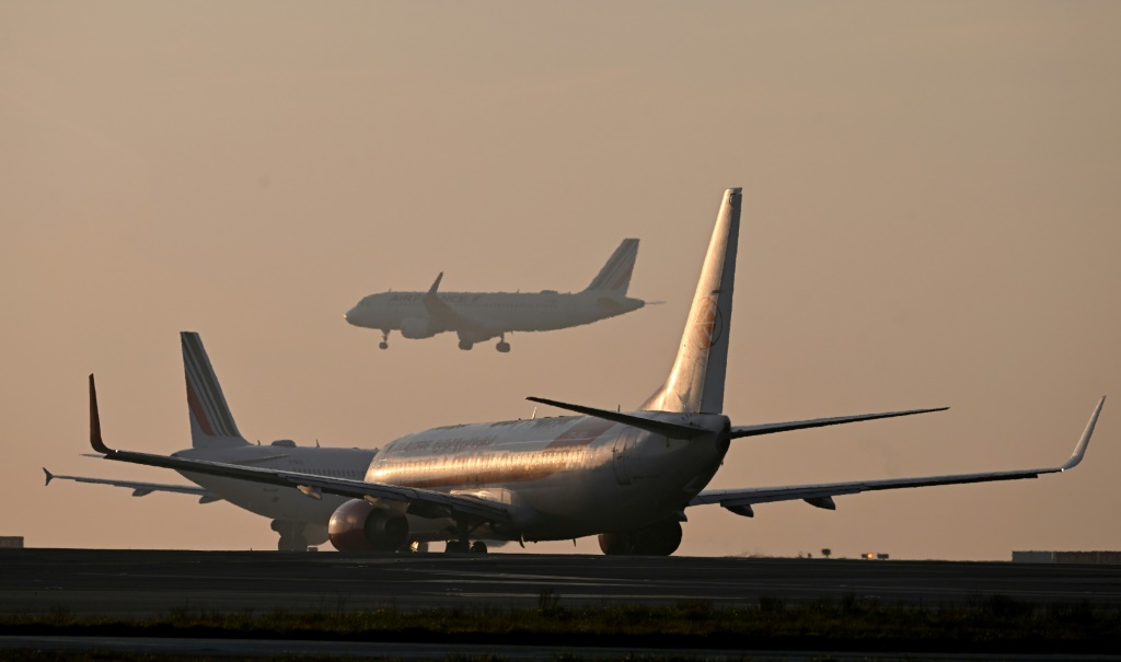        من المتوقع أن تعود شركات الطيران إلى المنطقة الخضراء هذا العام ، مع صافي أرباح يبلغ 9.8 مليار دولار (أ ف ب)