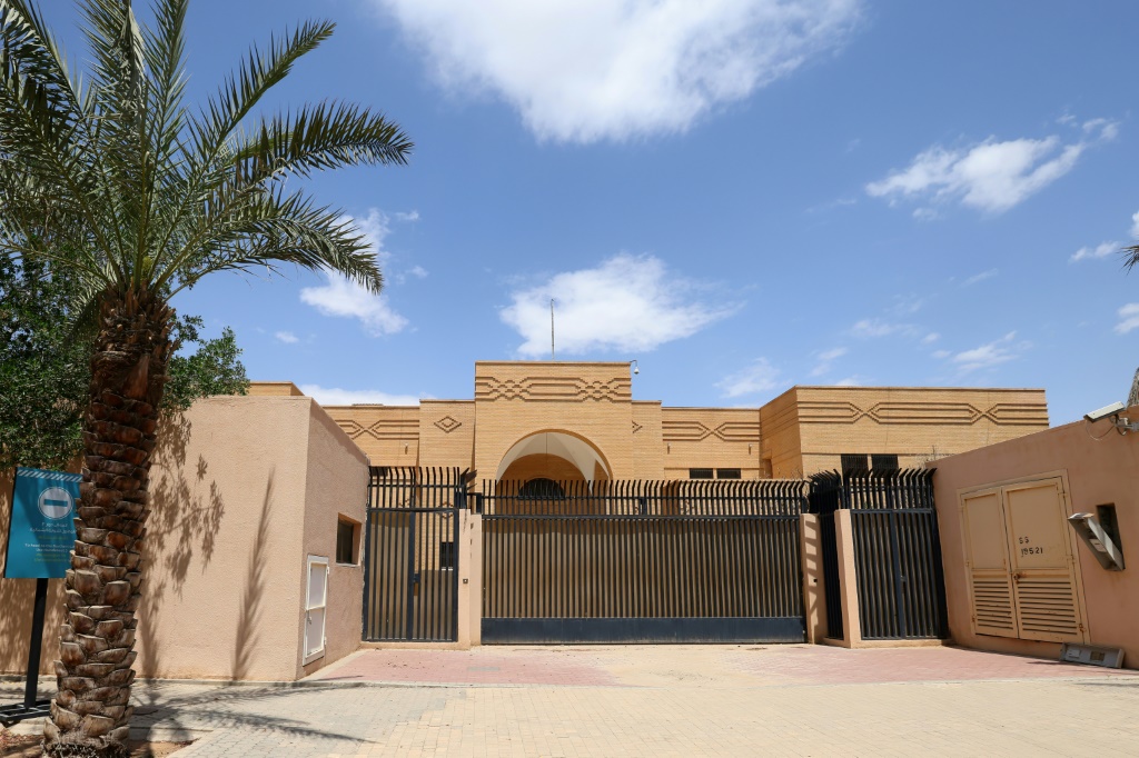     صورة تظهر إغلاق السفارة الإيرانية في الحي الدبلوماسي بالعاصمة السعودية الرياض ، في 11 أبريل 2023. (أ ف ب)