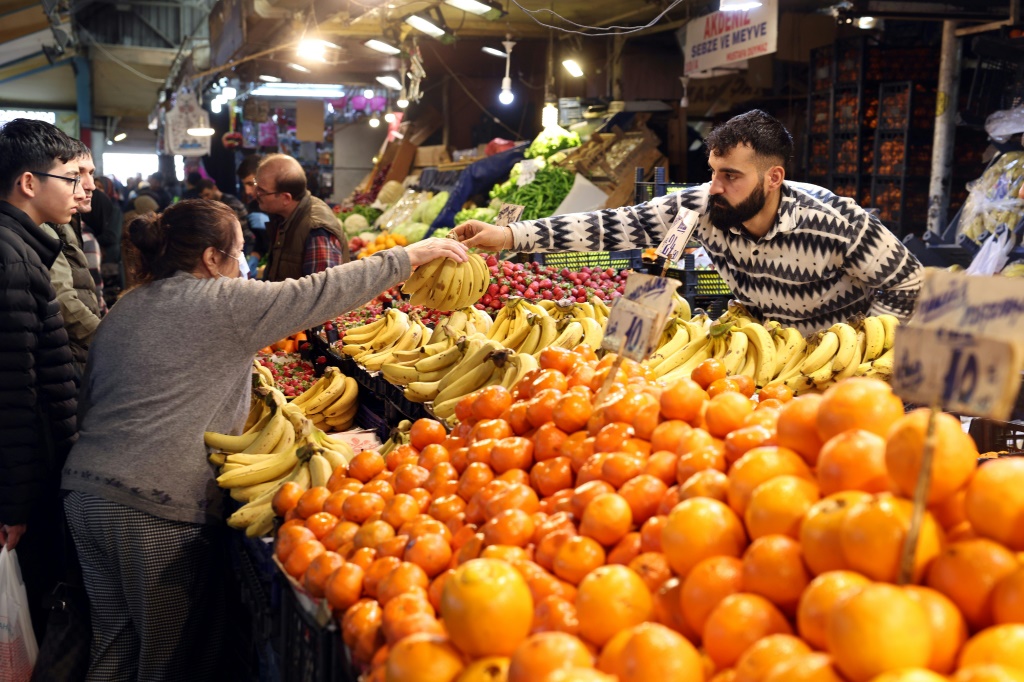       لقطة من سوق في أنقرة بتاريخ 19 نيسان/أبريل 2023 (أ ف ب)