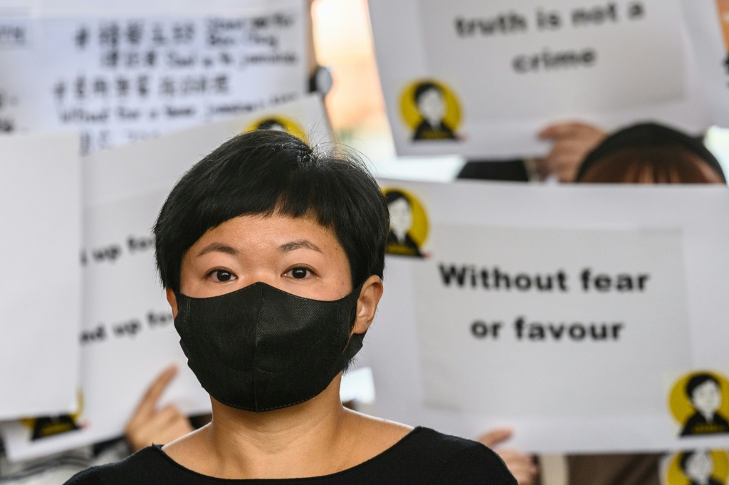 حكمت محكمة هونغ كونغ العليا لصالح باو تشوي ، وألغت إدانتها فيما يتعلق بتحقيقها في هجوم 2019 على مؤيدي الديمقراطية. (أ ف ب)
