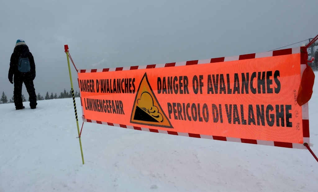 لافتة تحذّر من خطر وقوع انهيارات ثلجية في أوت سافوا الفرنسية بتاريخ 13 شباط/فبراير 2016 (ا ف ب)