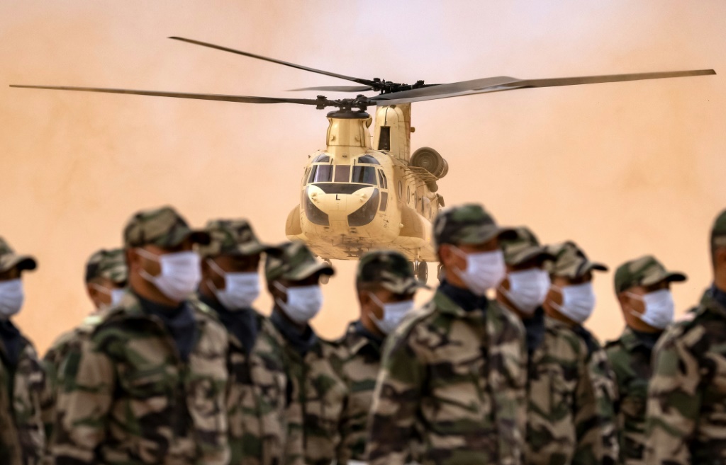 تتضمن المناورات "تمرين مشترك للقوات الخاصة، والعمليات المحمولة جوا، والمستشفى العسكري الميداني الذي يقدم خدمات جراحية وطبية لفائدة السكان (أ ف ب)