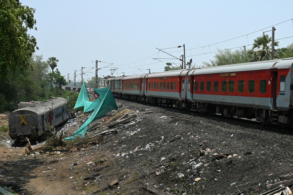 قطار يعبر السكة الحديد بعد تأهيلها في موقع كارثة اصطدام القطارات في شرق الهند في الخامس من حزيران/يونيو 2023 (ا ف ب)
