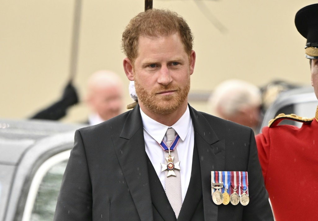 الأمير هاري يصل إلى وستمنستر أبي قبيل حفلة تتويج والده تشارلز الثالث في لندن في السادي من أيار/مايو 2023 (ا ف ب)