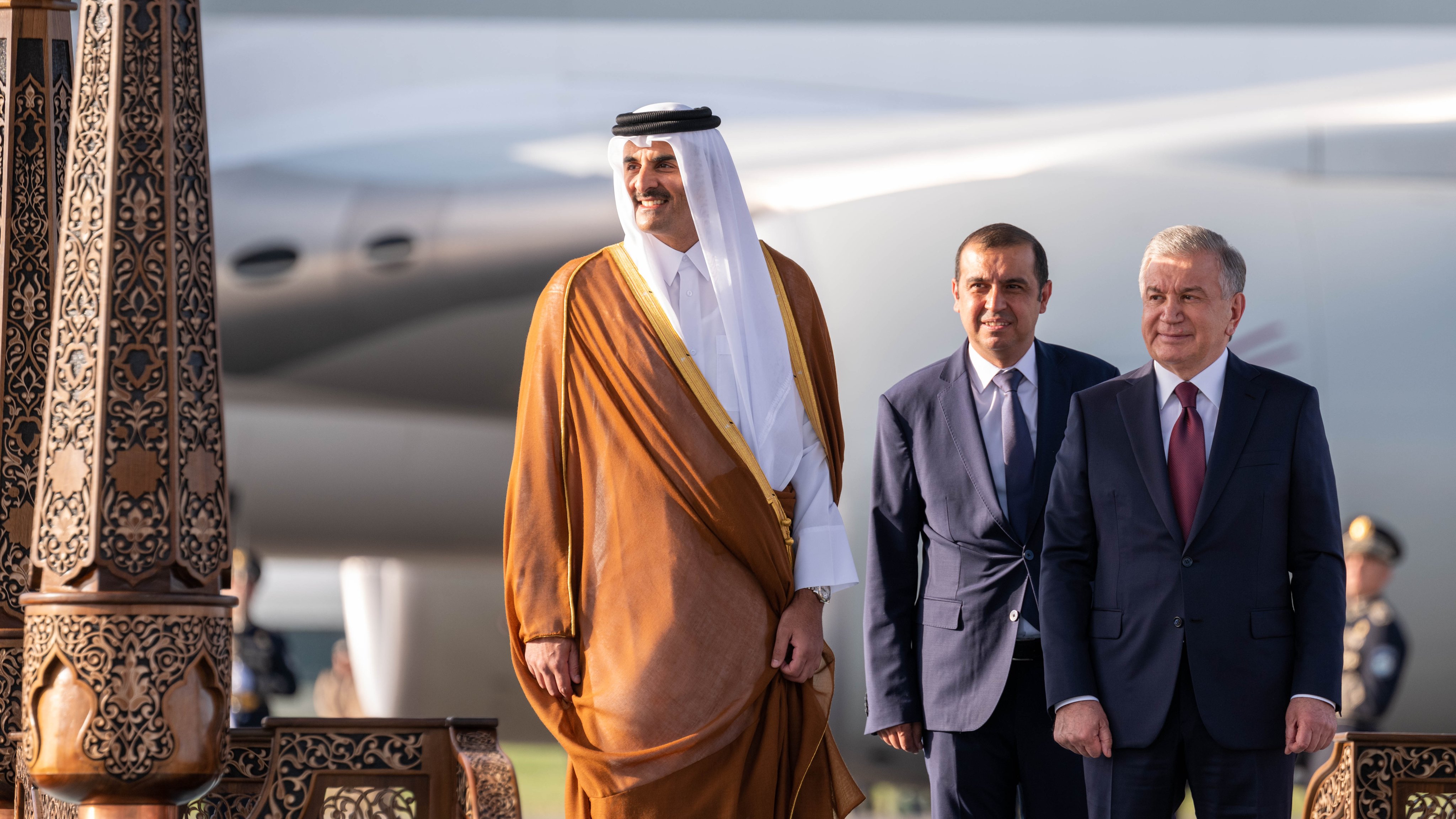 أمير قطر الشيخ تميم بن حمد آل ثاني لدى وصوله إلى مدينة سمرقند في زيارة دولة لجمهورية أوزبكستان (قنا)