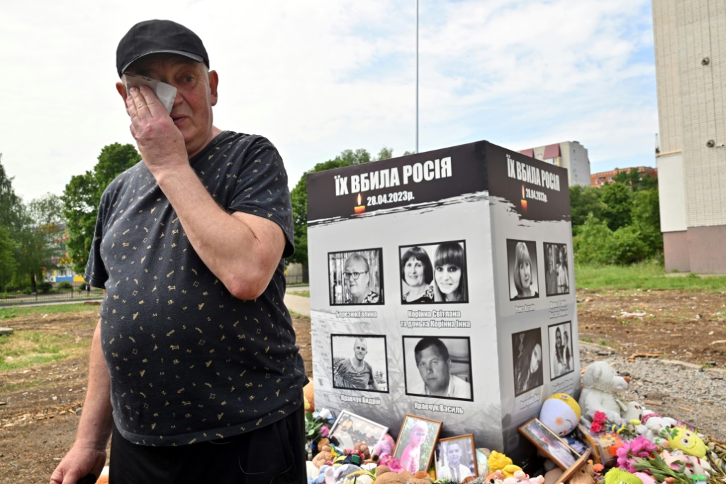     أولكسندر ريميز (63 عامًا) في 26 أيار/مايو 2023 يقف أمام نصب تذكاري لضحايا ضربة روسية في 28 نيسان/أبريل أمام مبنى سكني شبه مدمر في أومان (أ ف ب)   