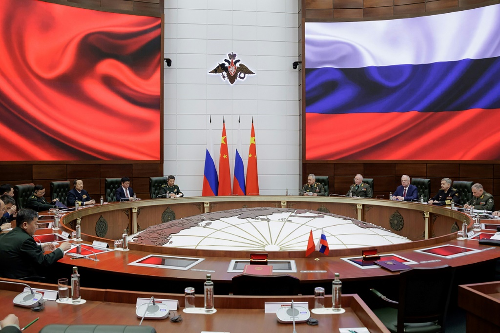     وزير الدفاع الروسي سيرغي شويغو ونظيره الصيني لي شانغفو في موسكو في 18 نيسان/أبريل 2023 (أ ف ب)