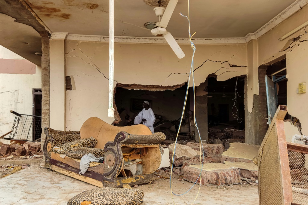     رجل يتفقد غرفة مدمرة في منزل أصيب بقذيفة مدفعية في حي الأزهري جنوب الخرطوم في 6 حزيران/يونيو 2023 (أ ف ب)