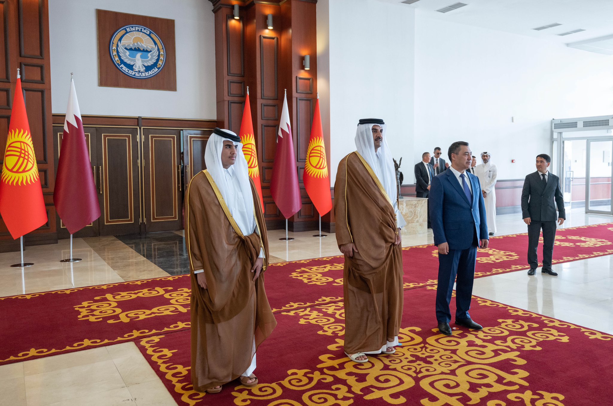 رئيس قيرغيزيا كان في مقدمة مستقبلي أمير قطر (الديوان الاميري القطري)