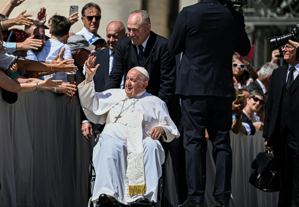 البابا فرنسيس يشيع الحضور أثناء مغادرته في نهاية لقائه العام الأسبوعي في 7 حزيران/يونيو 2023 في ساحة القديس بطرس في الفاتيكان (ا ف ب)