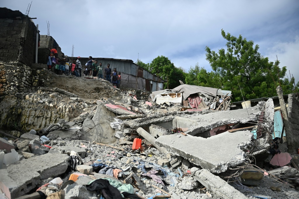 سكان يعاينون الأضرار التي نجمت عن زلزال في مدينة جيريمي بهايتي في 6 حزيران/يونيو 2023 (ا ف ب)