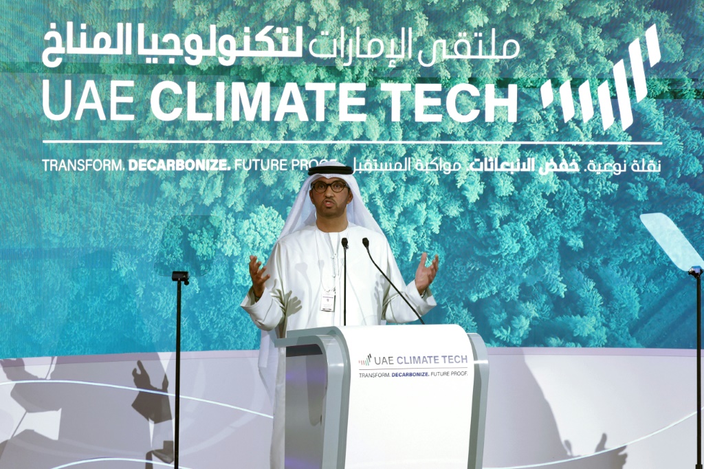     رئيس كوب28 ورئيس شركة "أدنوك" الإماراتي سلطان أحمد الجابر يتحدث خلال ملتقى تكنولوجيا المناخ في أبوظبي في 10 أيار/مايو 2023. (أ ف ب)
