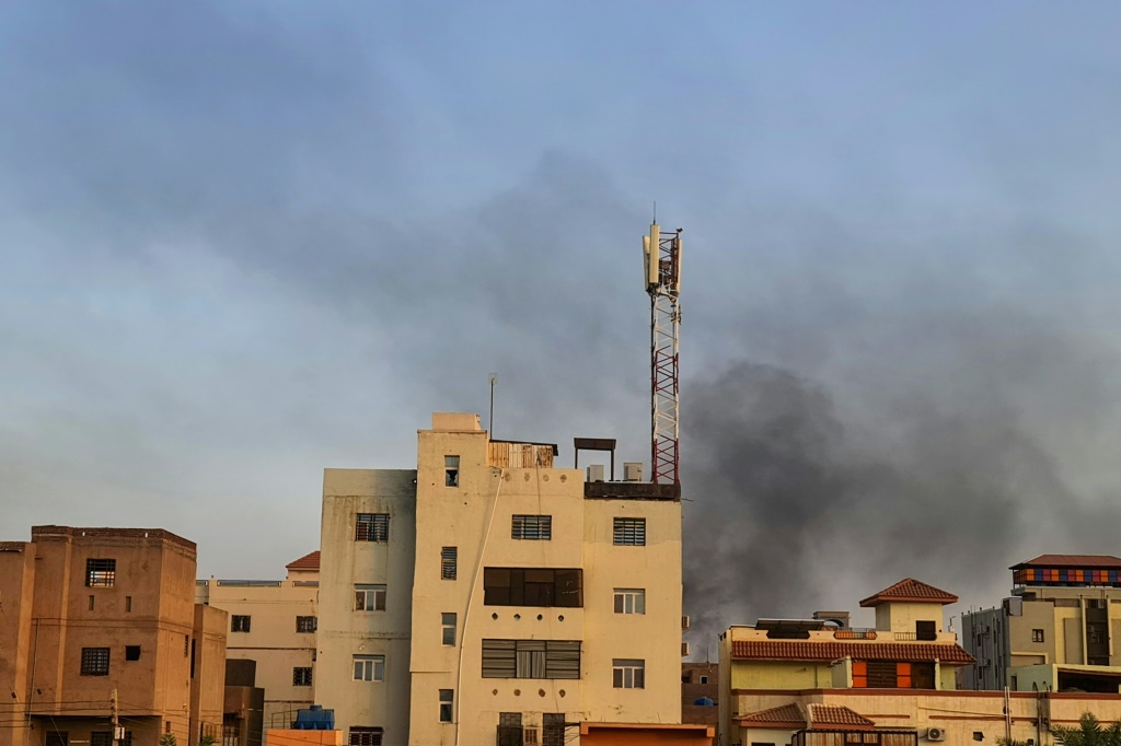     دخان يتصاعد من الخرطوم في السادس من حزيران/يونيو 2023 بسبب المعارك بين الجيش السوداني وقوات الدعم السريع (ا ف ب)