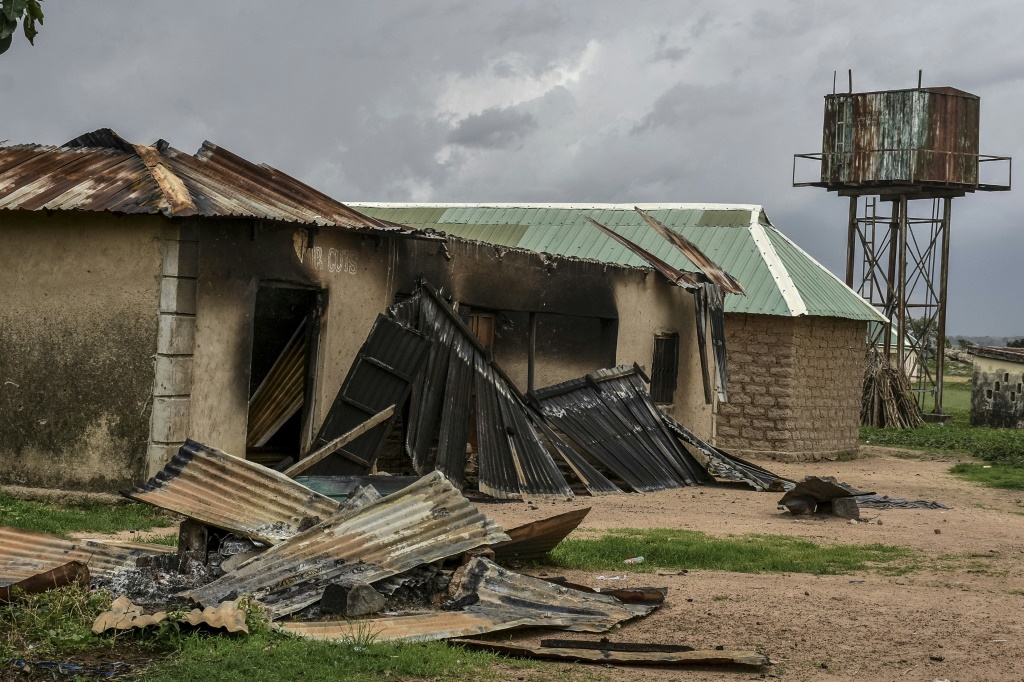     منزل أحرق بعد هجوم في مانغو في ولاية بلاتو بنيجيريا في 20 أيار/مايو 2023 (أ ف ب)