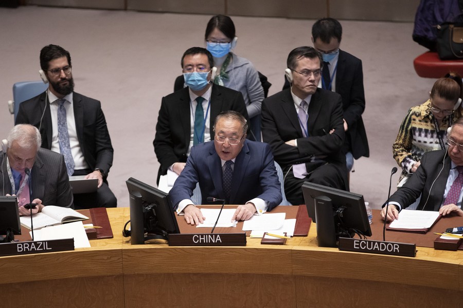 تشانغ جيون (في المنتصف، في الأمام)، مندوب الصين الدائم لدى الأمم المتحدة، يتحدث في اجتماع مجلس الأمن بمقر الأمم المتحدة في نيويورك يوم 13 فبراير 2023 (شينخوا)