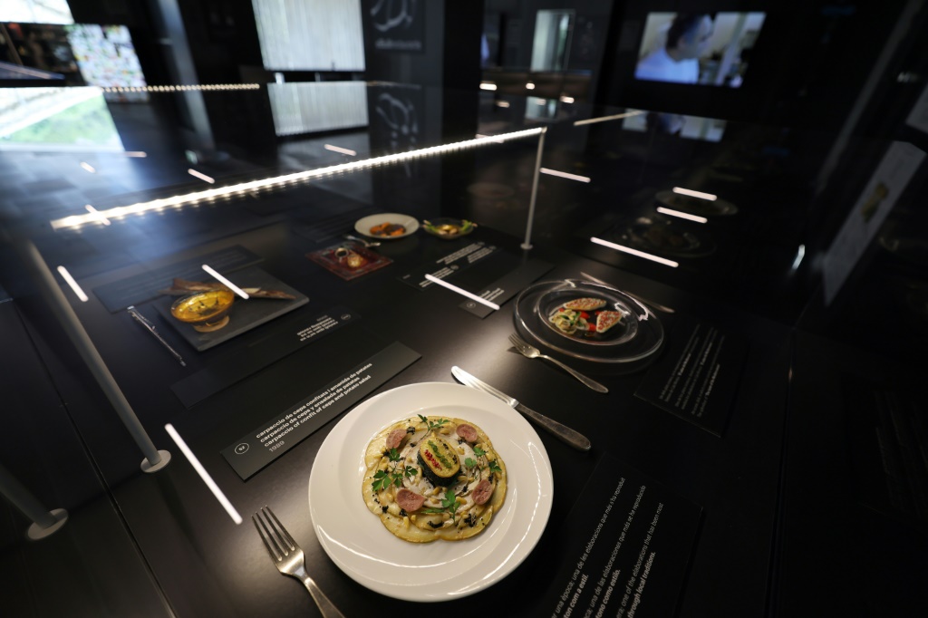 صورة التقطت في 24 أيار لنسخ بلاستيكية من أطباق درجَ مطعم "إل بويي" الشهير الذي أصبح متحفاً على تقديمها في مدينة روزس الإسبانية بالقرب من برشلونة (ا ف ب)