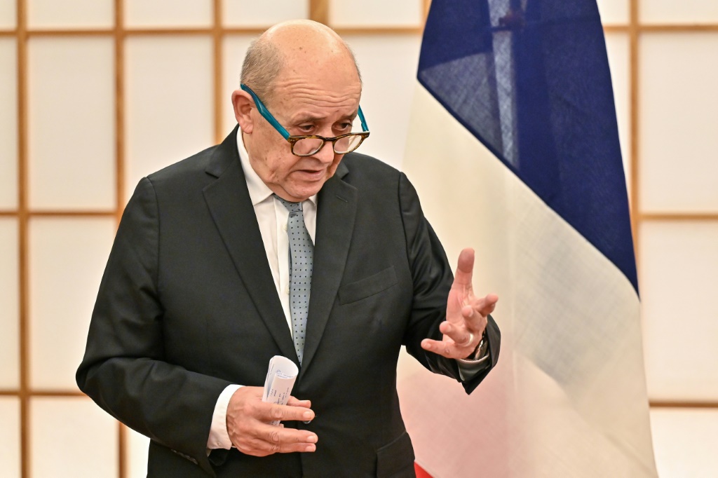 وزير الخارجية الفرنسية السابق جان-إيف لودريات يتحدث خلال زيارة لوزارة الخارجية اليابانية في طوكيو في السابع من كانون الأول/ديسمبر 2022 (ا ف ب)