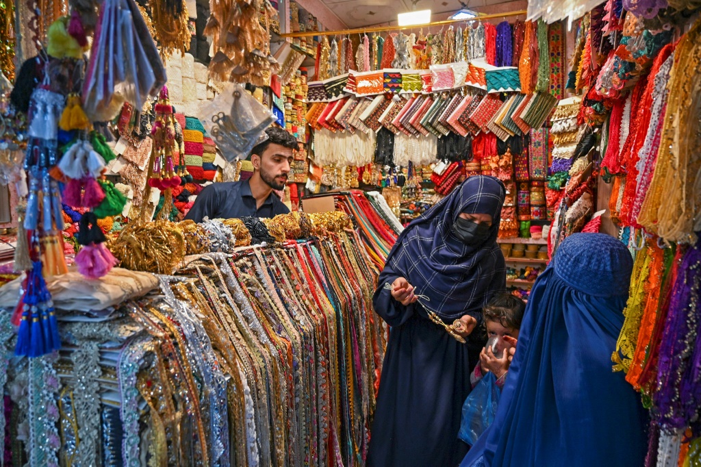 امرأتان في محل لبيع المجوهرات في بيشاور في 8 حزيران/يونيو 2023 (أ ف ب)
