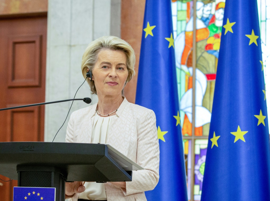 رئيسة المفوضية الأوروبية أورسولا فون دير لايين في مؤتمر صحافي خلال زيارة لها إلى مولدافيا في 31 أيار/مايو 2023 (ا ف ب)