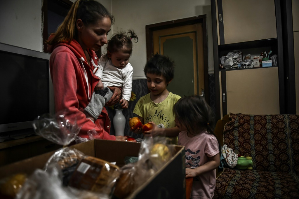     تحتاج عائلات كهذه إلى تبرعات غذائية حيث تعاني المجر من ارتفاع معدلات التضخم والركود (ا ف ب)