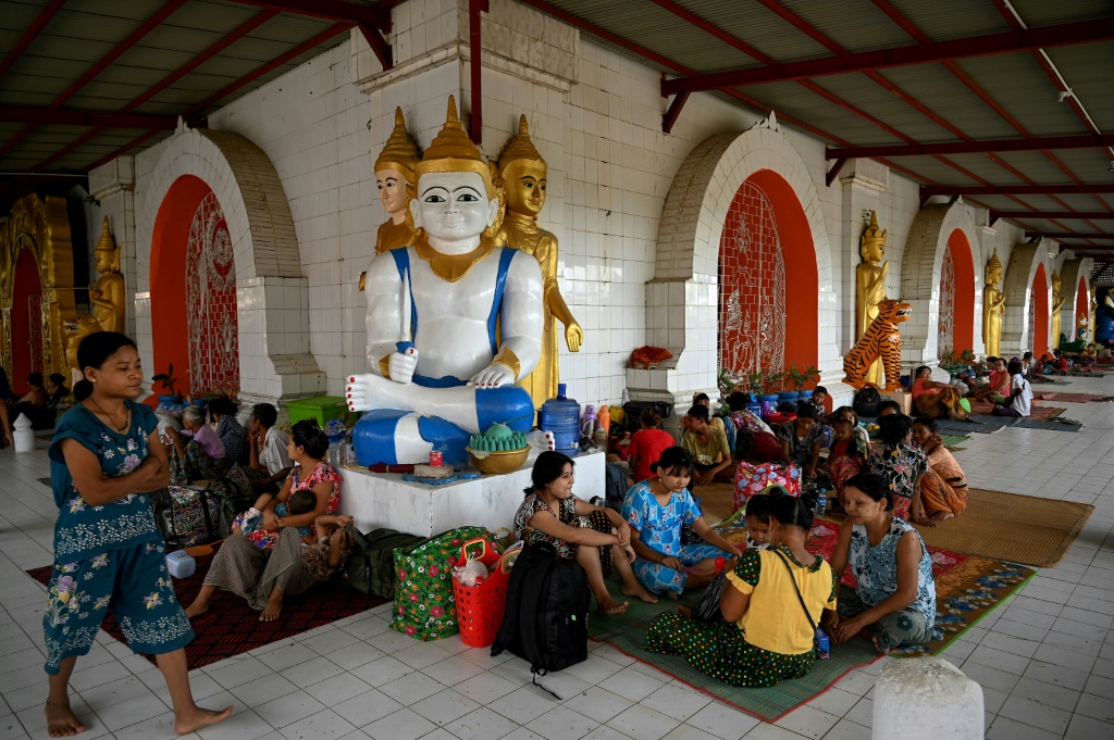    صورة مؤرخة في 12 أيار/مايو 2023 لأشخاص لجأوا إلى أحد الأديرة في سيتوي في ولاية راخين البورمية قبل وصول الإعصار "موكا" (أ ف ب)