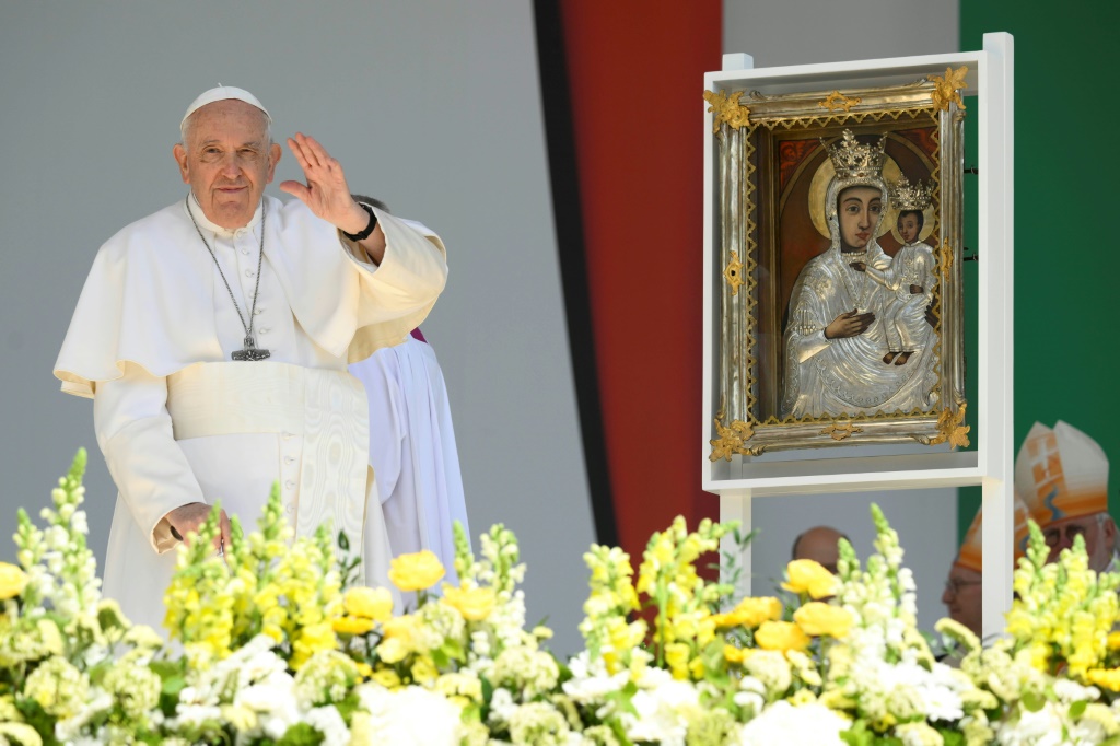 صورة وزّعتها إدارة الإعلام في الفاتيكان في 30 نيسان/أبريل 2023، للبابا فرانسيس أثناء احتفاله بالقدّاس في بودابست خلال اليوم الأخير من زيارته إلى المجر التي استمرّت ثلاثة أيام (ا ف ب)