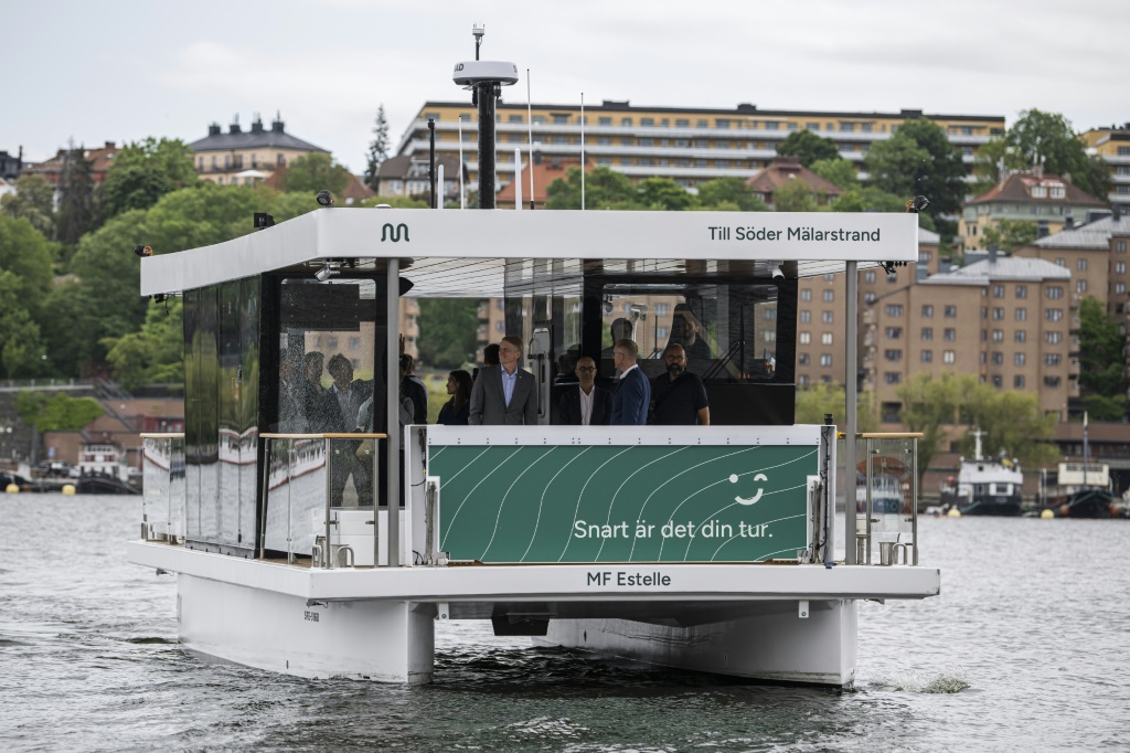    افتتاح أول مركب كهربائي تجاري ذاتي القيادة بصورة تامة في العالم، في ستوكهولم بتاريخ الثامن من حزيران/يونيو 2023 (أ ف ب)