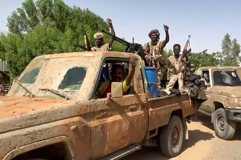 تدور منذ 15 نيسان/ أبريل الماضي، اشتباكات عنيفة وواسعة النطاق، بين قوات الجيش السوداني، وقوات الدعم السريع، في مناطق متفرقة من السودان (ا ف ب)