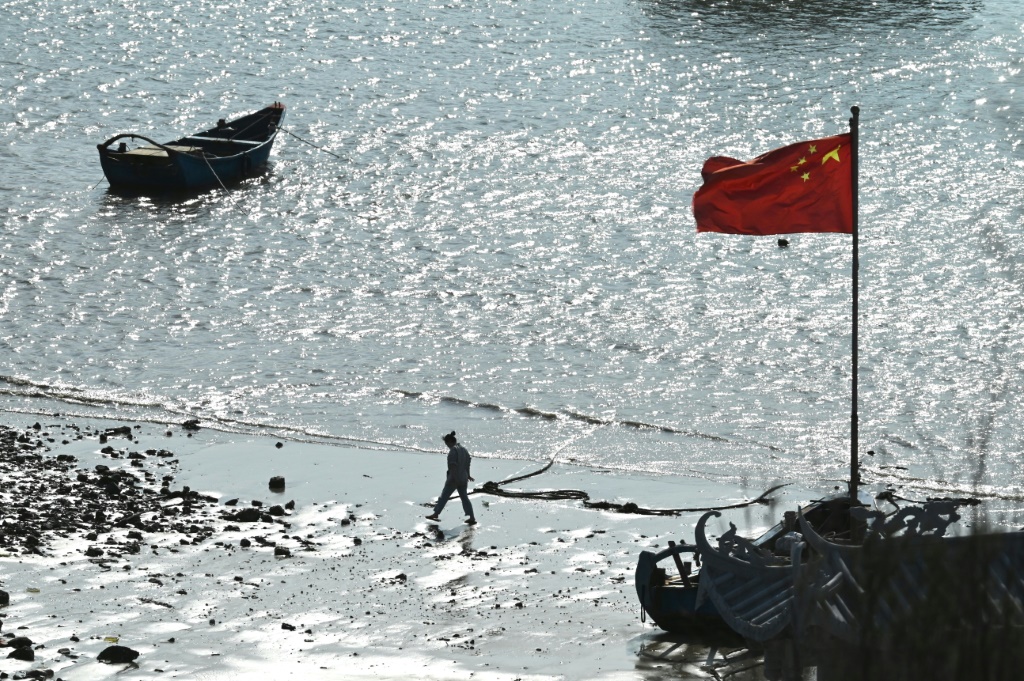 شاطئ على جزيرة بينغتان قبالة مضيق تايوان في مقطاعة فوجيان الصينية في التاسع من نيسان/أبريل 2023 (ا ف ب)