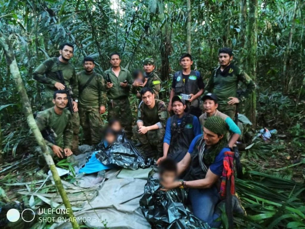 صورة نشرتها الرئاسة الكولومبية في 09 حزيران/يونيو 2023 لأربعة أطفال عثر عليهم بعد 40 يوما على تحطم طائرتهم في أدغال كولومبيا (ا ف ب)