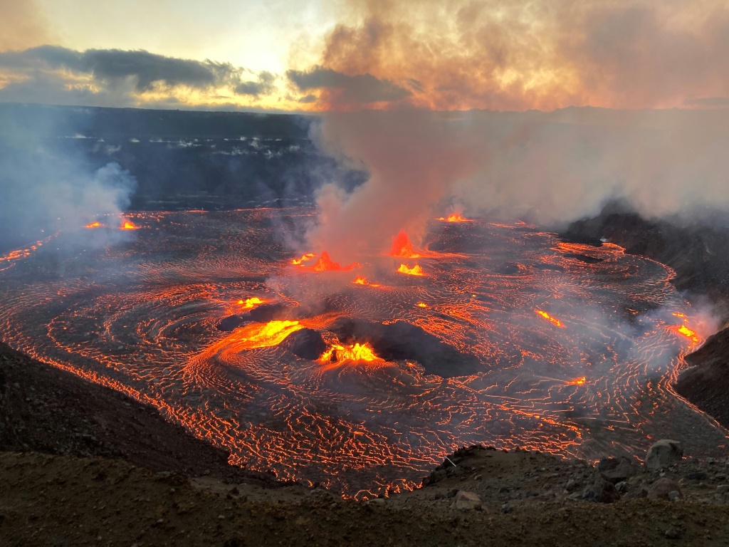 صورة مؤرخة في 7 حزيران/يونيو 2023 لبركان كيلويا الثائر في هاواي (ا ف ب)