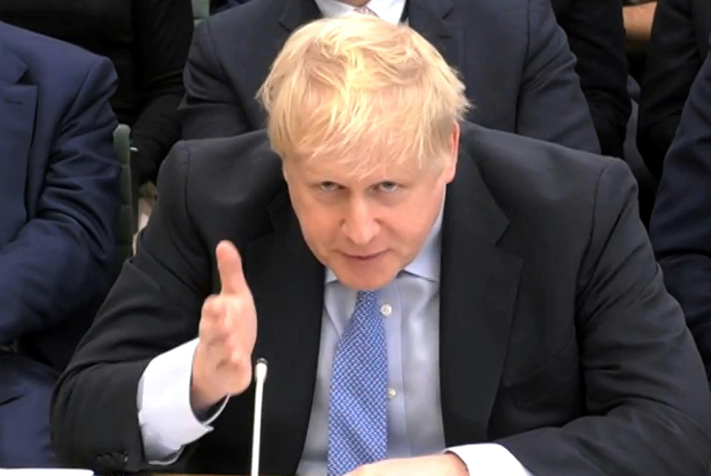 رئيس الوزراء البريطاني الأسبق بوريس جونسون خلال جلسة استماع أمام لجنة الامتيازات البرلمانية، في لندن بتاريخ 22 آذار/مارس 2023 (ا ف ب)