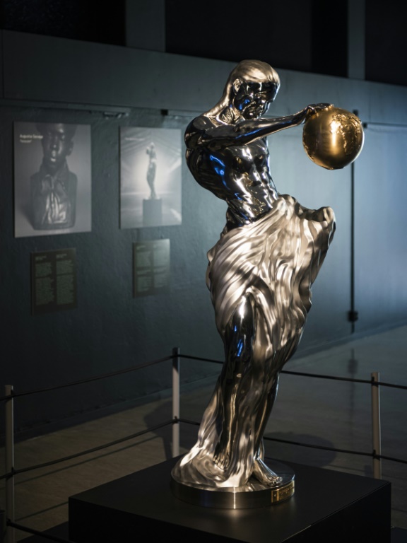 تمثال مستوحى من خمسة من أبرز النحاتين العالميين أُنشئ استناداً إلى تقنية الذكاء الاصطناعي معروضة في ستوكهولم بتاريخ الثامن من حزيران/يونيو 2023 (ا ف ب)