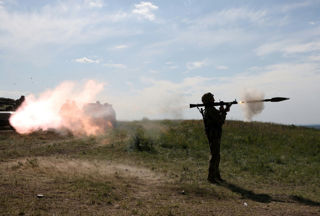جندي أوكراني يطلق صاروخاً من قاذفة صواريخ خلال تدريبات عسكرية ليست بعيدة عن خط المواجهة في منطقة دونيتسك في 8 حزيران/يونيو 2023 (ا ف ب)