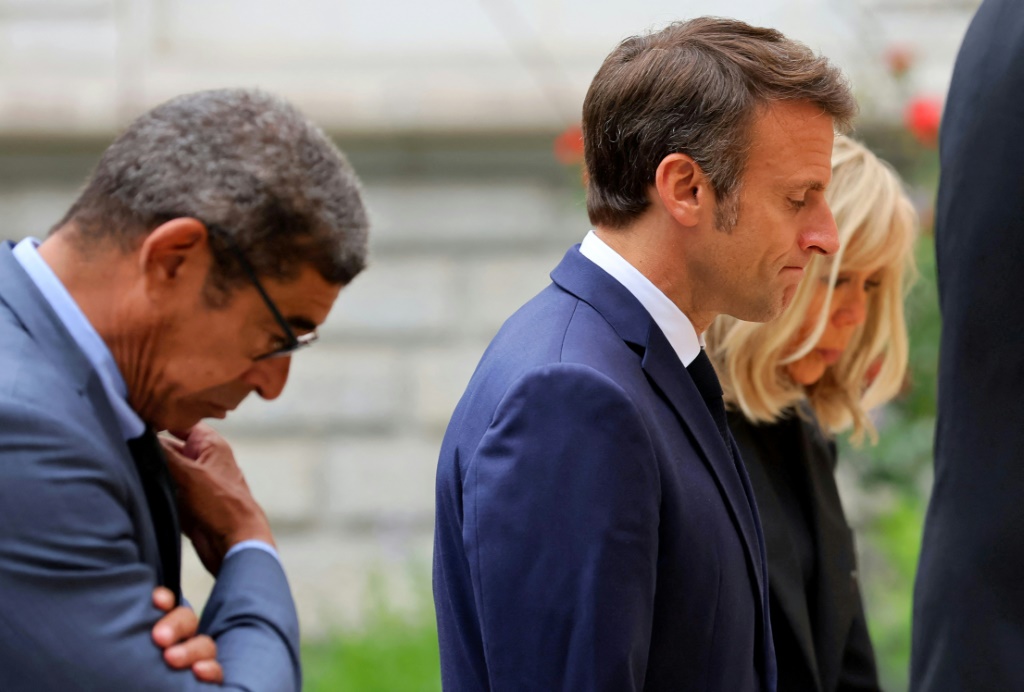 الرئيس الفرنسي إيمانويل ماكرون وزوجته بريجيت في مدينة أنيسي في 9 حزيران/يونيو 2023 غداة وقوع هجوم بسكين في متنزه (ا ف ب)