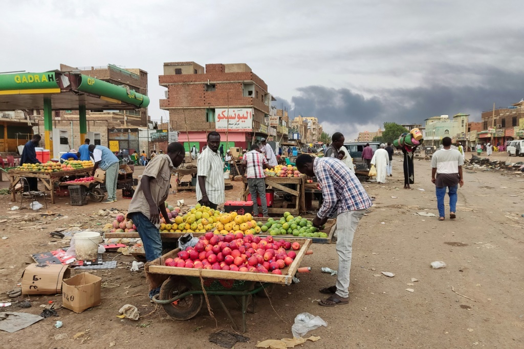     سودانيون يقومون بشراء الخضار والفاكهة في سوق بالخرطوم في 10 حزيران/يونيو 2023. (ا ف ب)