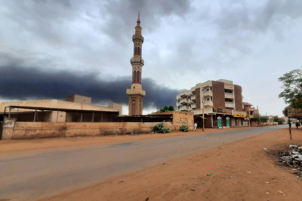     سحب من الدخان تتصاعد في سماء الخرطوم في 10 حزيران/يونيو 2023. (أ ف ب)