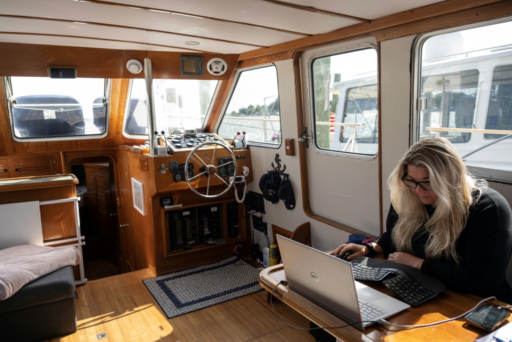     موظفة تعمل عن بعد على متن قاربها في ماريلاند في 25 من ايار/مايو 2023 (أ ف ب)