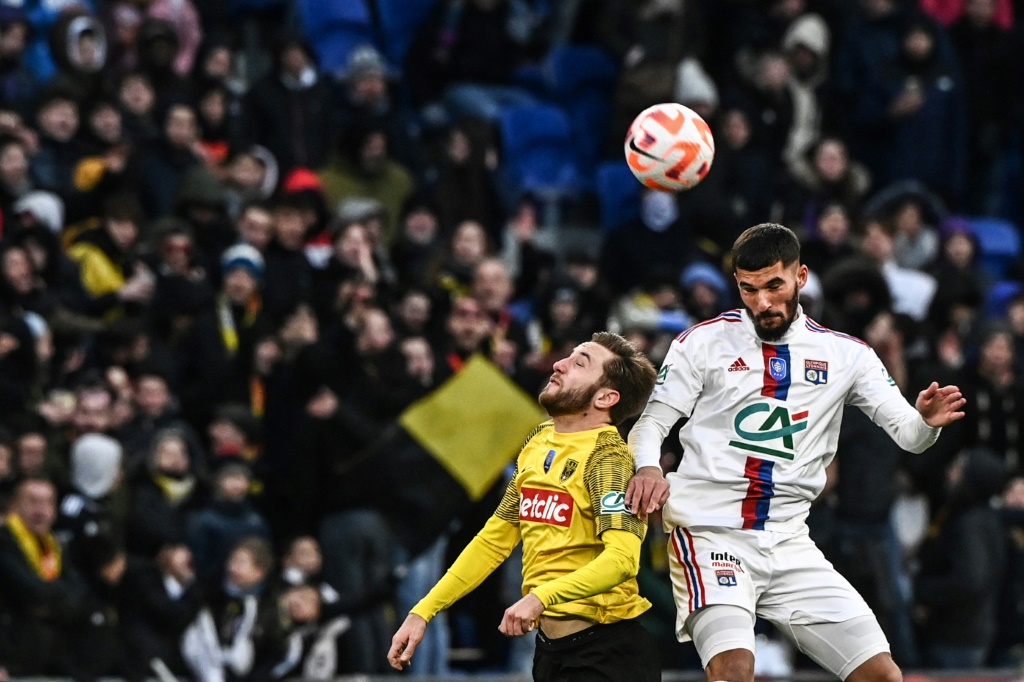 لاعب الوسط الجزائري حسام عوار في لقطة له مع فريقه السابق ليون الفرنسي في مباراته ضد شامبيري سافوا في كأس فرنسا. انتقل عوار الى صفوف روما الايطالي بصفقة حرة. 21 كانون الثاني/يناير 2023 (ا ف ب)