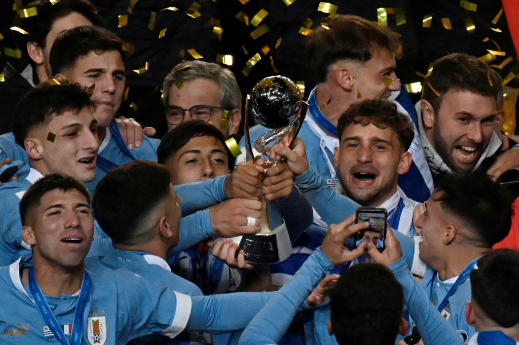 لاعبو الاوروغواي يرفعون لقب كأس العالم تحت 20 عاما بعد فوزهم على ايطاليا 1-صفر في المباراة النهائية. 11 حزيران/يونيو 2023 (ا ف ب)