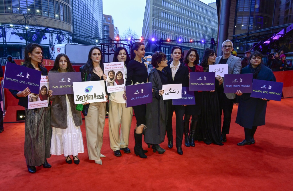 المخرجة سبيده فارسي (السادسة من اليمين) مع عدد من الإيرانيات المعارضات العاملات في مجال السينما خلال مهرجان برلين السينمائي في 18 شباط/فبراير 2023 (ا ف ب)