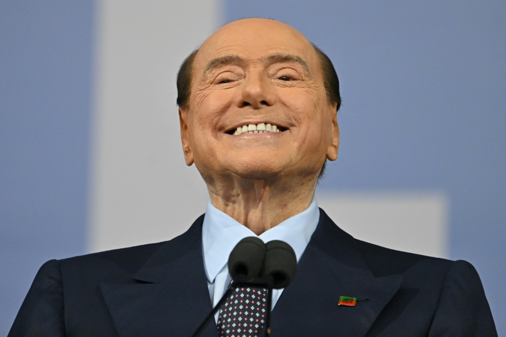 رئيس الحكومة الإيطالي السابق سيلفيو برلوسكوني في تجمع انتخابي يميني مشترك في 22 أيلول/سبتمبر 2022 في روما (ا ف ب)