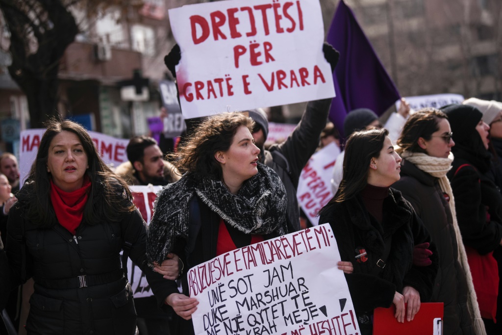 مسيرة نسائية للدفاع عن المساواة الجندرية ولمناهضة العنف ضد النساء في اليوم العالمي للمرأة في بريشتينا في الثامن من آذار/مارس 2022 (ا ف ب)