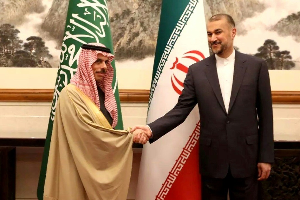 وزيرا خارجية إيران والسعودية خلال لقاء في الرياض (ا ف ب)