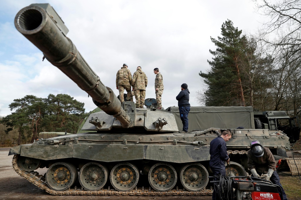 تشمل الخسائر الأوكرانية المؤكدة الأخرى مركبة هندسية على الطراز السوفيتي IMR-2 ومركبة Bergepanzer ألمانية سابقة (أ ف ب)