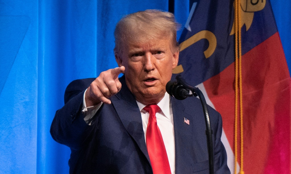    الرئيس الأمريكي السابق والمرشح الرئاسي 2024 دونالد ترامب يشن حملة على نظرية المؤامرة بأنه ضحية للاضطهاد (أ ف ب)
