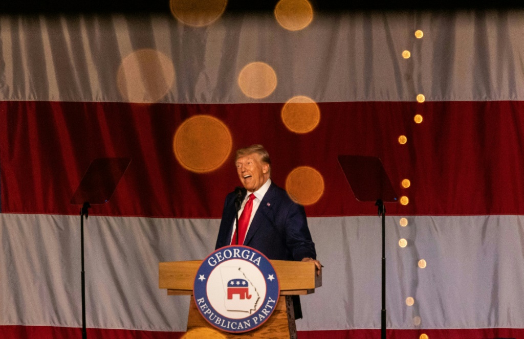  الرئيس الأميركي السابق دونالد ترامب خلال تجمع انتخابي في كولومبوس بولاية جورجيا في 10 حزيران/يونيو 2023 (ا ف ب)